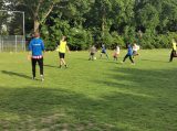 Laatste training S.K.N.W.K. JO9-1 van seizoen 2021-2022 (partijtje tegen de ouders) (47/71)